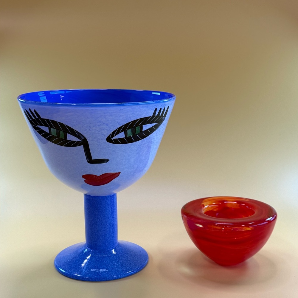 KOSTA BODA OPEN MINDS ULRICA HYDMAN VALLIEN GLASS BLUE-PEDESTAL VASE W/RED SWIRL